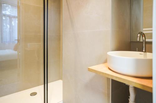 une salle de bain avec lavabo et douche dans l'établissement Appartment Astrid 4, à Bruxelles