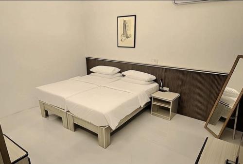 Ein Bett oder Betten in einem Zimmer der Unterkunft Fovahi Shark View Inn