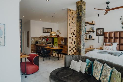 Postel nebo postele na pokoji v ubytování Sky Suites & Sky Bar