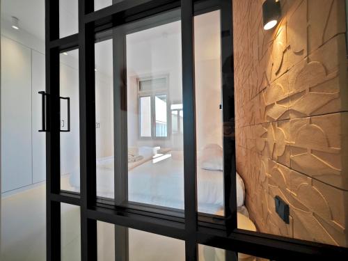 een uitzicht op een kamer door een glazen deur bij Viva Riviera Design and Sunny Commandant André in Cannes