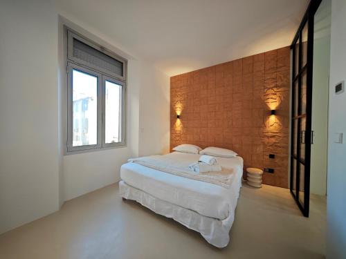 een slaapkamer met een groot bed en een raam bij Viva Riviera Design and Sunny Commandant André in Cannes