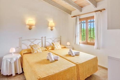 ブゲルにあるSa Siniの窓のある白い部屋にベッドが2つある