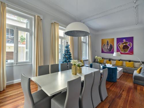 ein Esszimmer mit einem weißen Tisch und Stühlen in der Unterkunft The White House in Plaka by JJ Hospitality in Athen