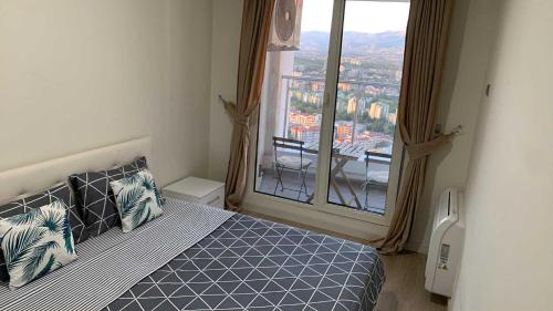 Postel nebo postele na pokoji v ubytování 36th floor Sky city- 2 bedroom app free private parking