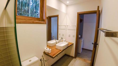a bathroom with a sink and a mirror at Estalagem Angu Duro in São Gonçalo do Rio das Pedras