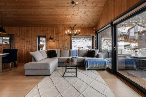 ヤイロにあるModerne leilighet i Vestlia-Ski in ski outのソファとテーブルのあるリビングルーム