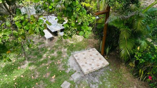 an overhead view of a garden with a bench and plants at Ilha de Boipeba Casa com 2 quartos com ar condicionado no 1ºandar in Cayru
