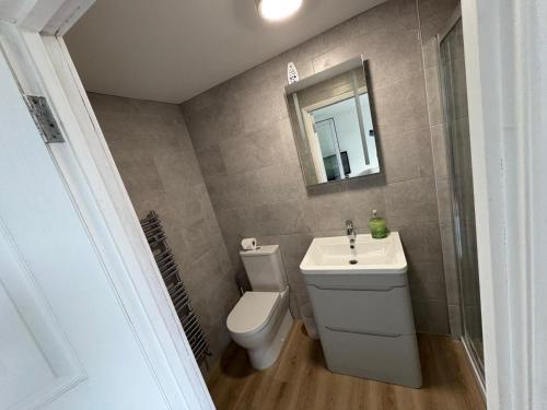 Et badeværelse på Riverside Retreat in Staines-upon-Thames