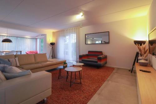 Posezení v ubytování Duinvilla Deluxe met Sauna XL - 6 personen