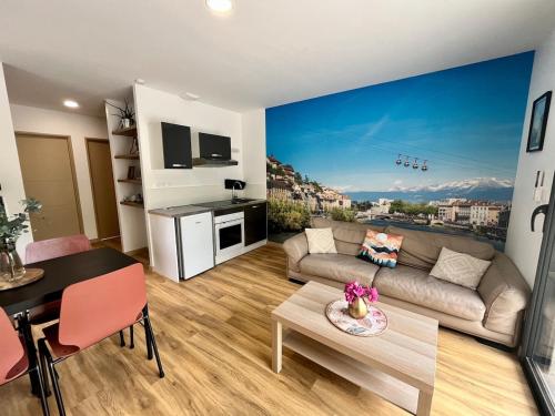 ein Wohnzimmer mit Sofa und Tisch in der Unterkunft Gîte Le Parmé' nid 3 lits parking privé terrasse in Beaucroissant