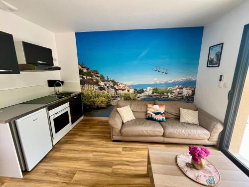 un salon avec un canapé et une grande fenêtre dans l'établissement Gîte Le Parmé' nid 3 lits parking privé terrasse, à Beaucroissant