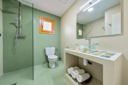 a bathroom with a sink and a glass shower at Carpa in Riumar