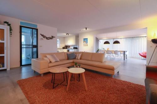 Posezení v ubytování Duinvilla Deluxe met Sauna XL - 6 personen