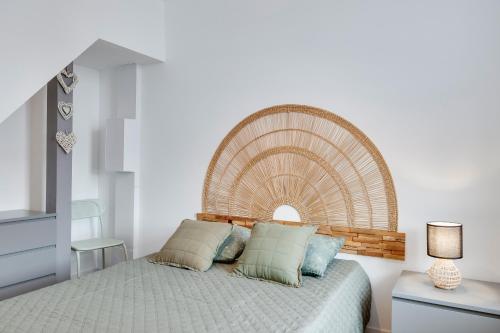 une chambre avec un lit avec une tête de lit en bois dans l'établissement Gite de l'école des Gourmands, à Moulin-Neuf