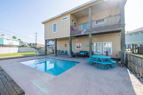 ein Haus mit einem Pool und einem Picknicktisch in der Unterkunft Casa Chillotta in Mustang Beach