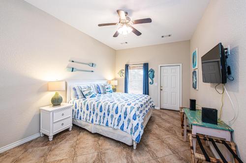 ein Schlafzimmer mit einem Bett und einem Deckenventilator in der Unterkunft Casa Chillotta in Mustang Beach