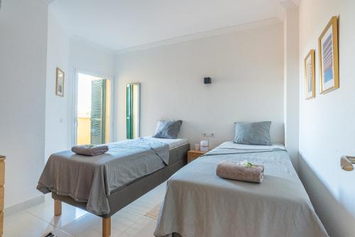 dwa łóżka ustawione obok siebie w pokoju w obiekcie Lovely Apartment Higueron w mieście Benalmádena