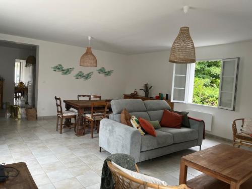 un salon avec un canapé et une table dans l'établissement Villa les Mésanges 5 min from the beaches, à Vaux-sur-Mer