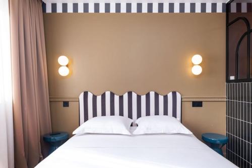 a bedroom with a large bed with two white pillows at Studio Élégant-Une Escapade Raffinée en Plein Cœur de la Ville in Lyon