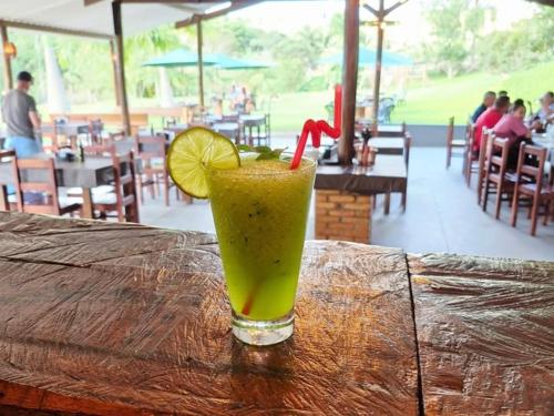 un drink seduto sopra un tavolo di legno di Cantinho do sossego a Socorro