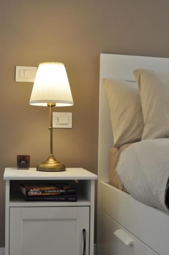 a lamp on a night stand next to a bed at La Terrazza di Luca in Tavernelle