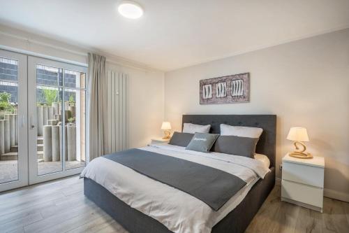 ein Schlafzimmer mit einem großen Bett und einem großen Fenster in der Unterkunft He, wat mooi in Lübeck