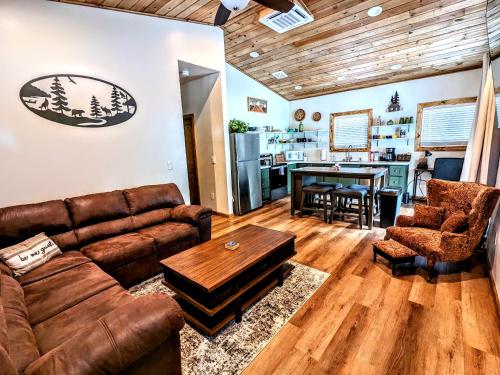 Ein Sitzbereich in der Unterkunft Relax & Recharge in Cozy Pinetop 2BR Retreat