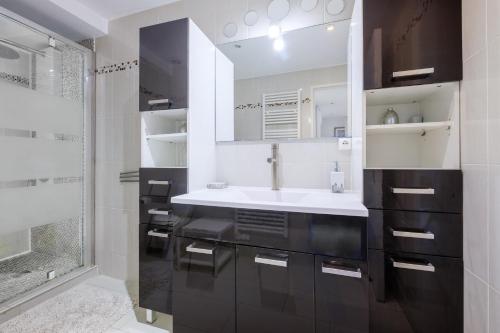 ein Badezimmer mit Waschbecken und Dusche in der Unterkunft Cannes Center Sea and Sky in Cannes