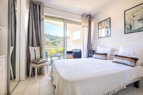 ein Schlafzimmer mit einem großen Bett und einem Balkon in der Unterkunft Cannes Center Sea and Sky in Cannes
