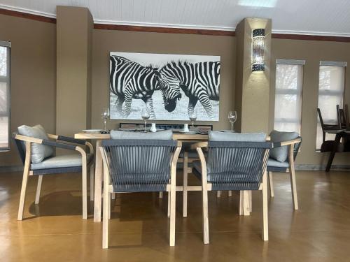 Χώρος καθιστικού στο Cheetah Paw Safari Lodge