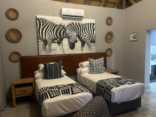 Ένα ή περισσότερα κρεβάτια σε δωμάτιο στο Cheetah Paw Safari Lodge