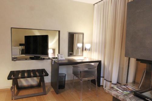 Televízia a/alebo spoločenská miestnosť v ubytovaní Heritage Hotel Kukuriku