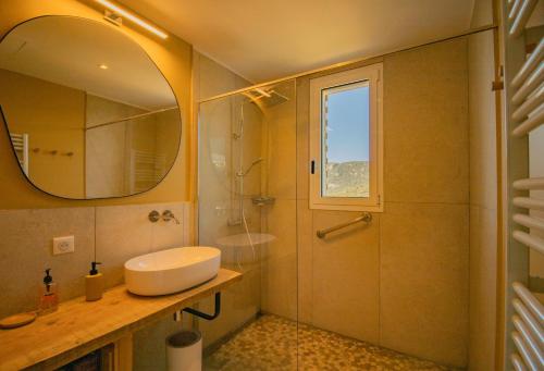 Koupelna v ubytování Guetali du Rocher