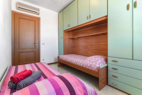 Giường trong phòng chung tại Royal