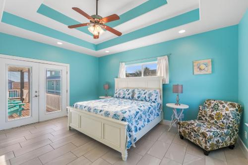 Un dormitorio con una cama y un ventilador de techo. en Shore Havin Fun, en Mustang Beach