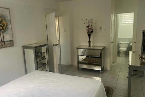 une chambre avec un lit et une salle de bain avec WC dans l'établissement 1 Bed Apartment Sleeps 4 with Free Parking, à Kingston