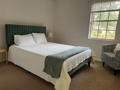 Giường trong phòng chung tại Stay-in' - close-in, clutter-free rental-only home