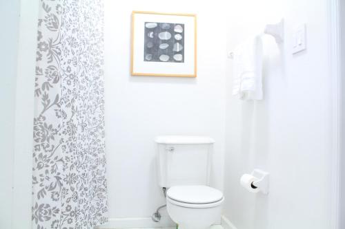 Phòng tắm tại Stay-in' - close-in, clutter-free rental-only home