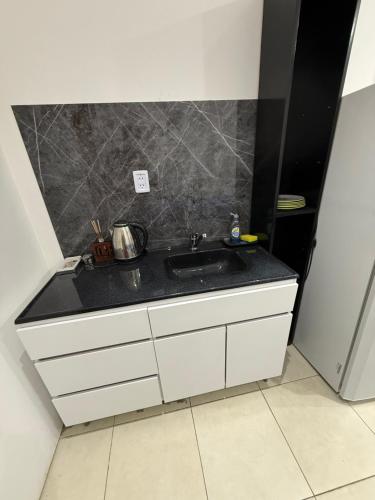 ein Badezimmer mit Waschbecken und schwarzer Arbeitsplatte in der Unterkunft Departamento Rojas 2 in San Fernando del Valle de Catamarca