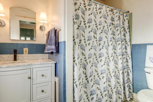 Phòng tắm tại 2 Blocks to Ohio River! Historic Victorian Gem