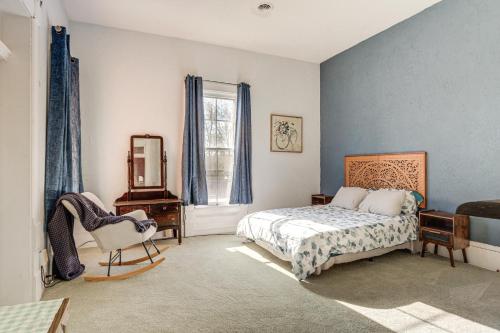 Giường trong phòng chung tại 2 Blocks to Ohio River! Historic Victorian Gem