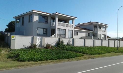 a white house with a fence in front of it at SEE n BERG RUSPLEK in Tergniet