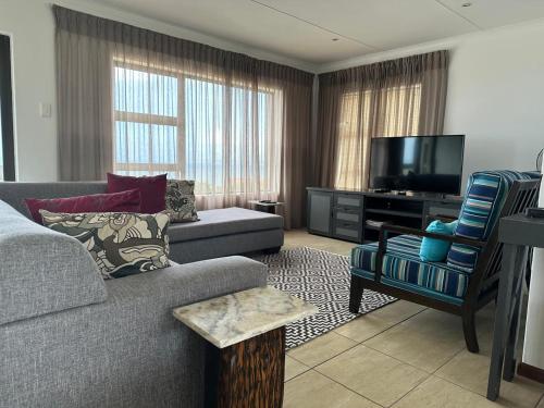 a living room with a couch and a tv at SEE n BERG RUSPLEK in Tergniet