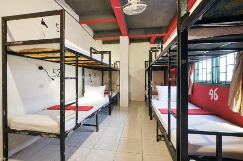 eine Reihe von Etagenbetten in einem Schlafsaal in der Unterkunft The Rock House Hostel in Vang Vieng