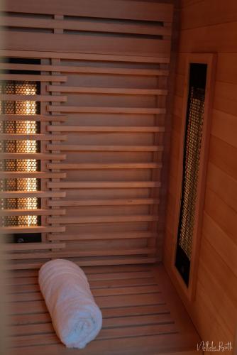 a sauna with a white towel sitting in a room at Le lodge sur pilotis in Fichous-Riumayou