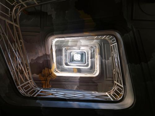 la parte delantera de un coche con una luz. en Nolinski Paris - Evok Collection, en París