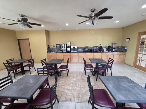 ein Restaurant mit Tischen und Stühlen und einer Küche in der Unterkunft SureStay Studio By Best Western El Dorado in El Dorado