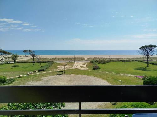 ein Blick auf den Strand von einem Balkon in der Unterkunft Appartement T2 Front de mer avec parking privatif - 4PC216 in Saint Cyprien Plage