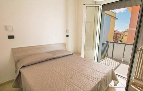 una camera con letto su un balcone di Residence Doral a Rimini