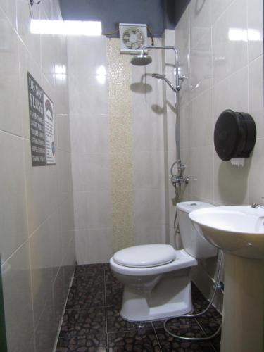 ein Badezimmer mit Toilette und Waschbecken in der Unterkunft The Rock House Hostel in Vang Vieng